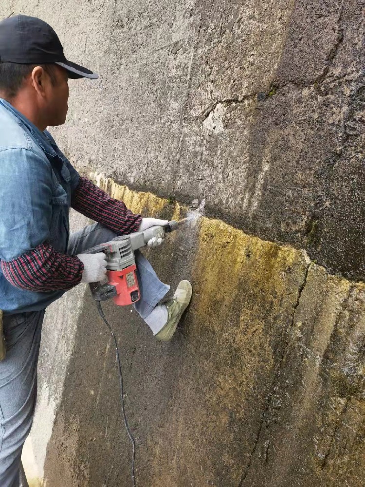 地下室建筑面澆完之后漏水怎么修？